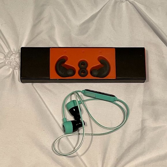 JBL WIRELESS HEADPHONES - Picture 2 of 4